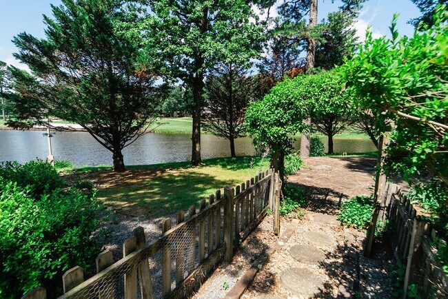 Building Photo - Beautiful Backyard Oasis on the Golf Course!