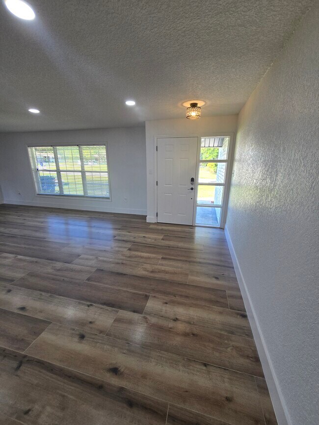 Building Photo - 383 Floral Dr