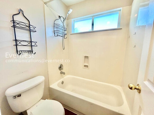 Building Photo - 5 Bed/3.5 Bath Home with Fenced Yard & Garage / Pet-Friendly / Vouchers Accepted