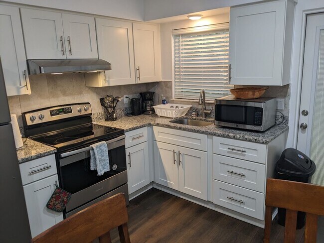 Building Photo - 2 Bed / 1 Bath Cozy Downtown Duplex Apartment