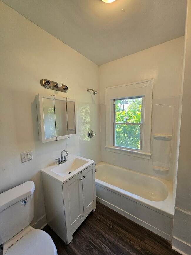 Building Photo - Newly Updated 2 Bedroom Unit