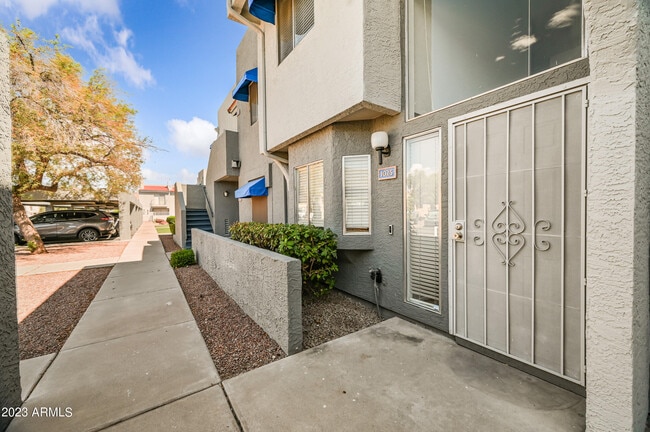 Building Photo - 220 N 22nd Pl