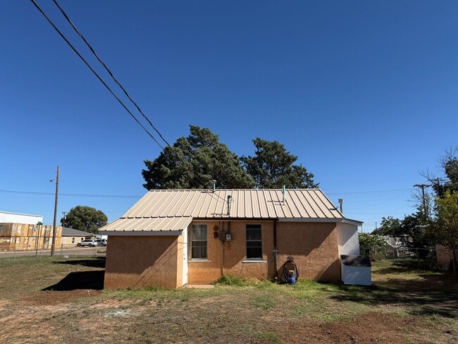 Building Photo - Charming 2 Bedroom 1 Bath Home