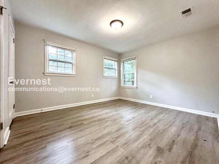 Building Photo - 1819 Oakmont Dr NW