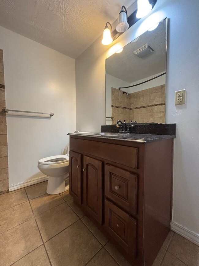 Building Photo - Rent this beautiful 3 bedroom 2 bathroom h...