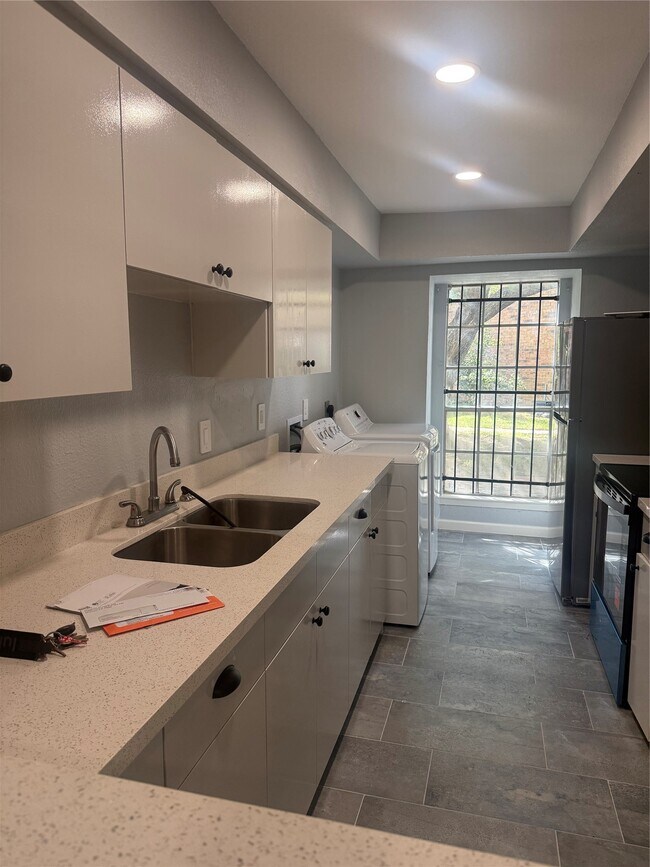Building Photo - 7930 Grove Ridge Dr