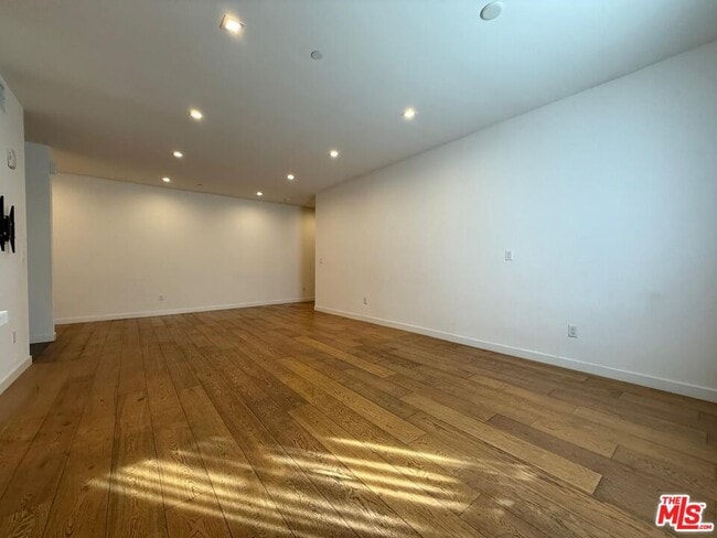 Building Photo - 532 W Elk Ave