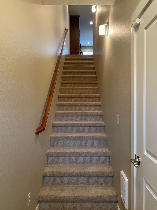 Building Photo - LUXURY 4 BD TOWNHOME! GATED PARKER VILLAGE...