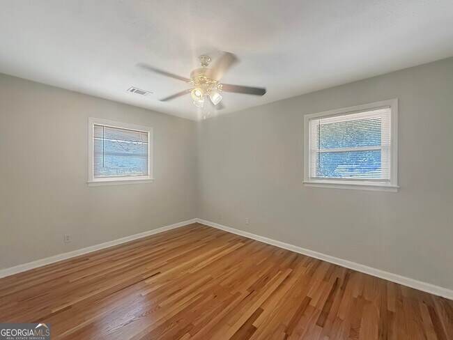 Building Photo - 514 Clover Dr