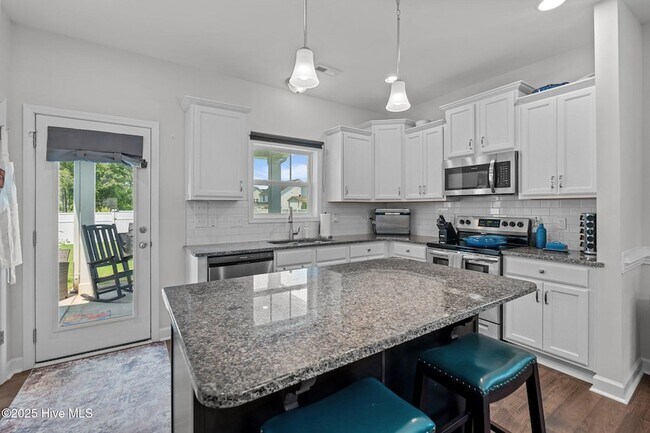 Building Photo - 2025 Alder Ln
