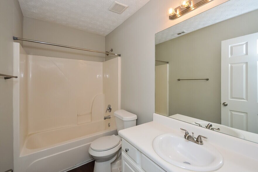 Building Photo - 2424 Santa Barbra Ct SE