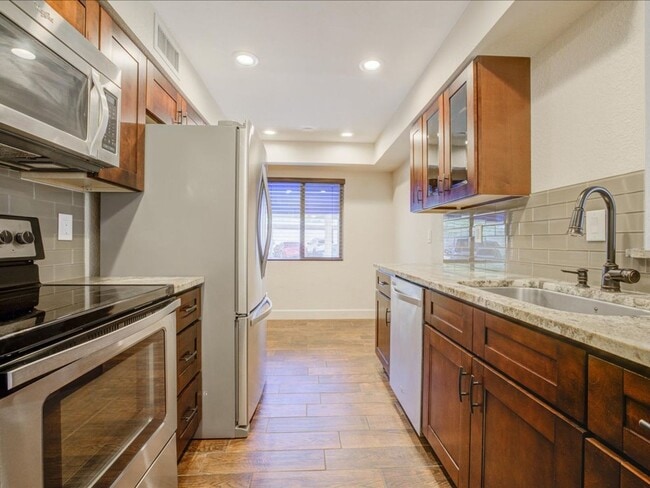 Building Photo - Highly desirable Summer Tree community featuring a 2bedroom 2bathroom ground-floor condo!