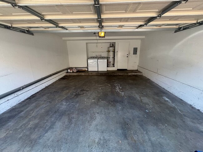 Building Photo - 3 Bedroom Townhome for Rent in Sylmar.