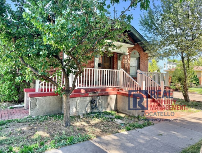 Building Photo - 824 E Bonneville St