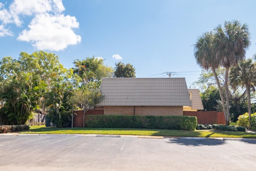 Building Photo - 1700 Embassy Dr