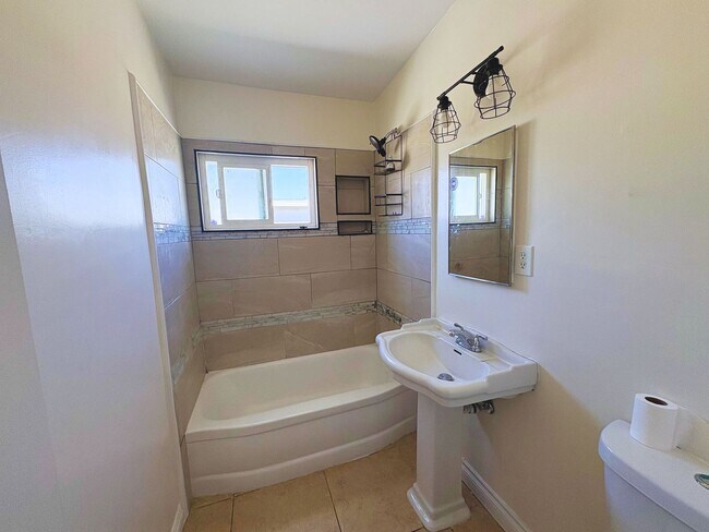 Building Photo - 2 Bedroom Rancho Cucamonga Unit