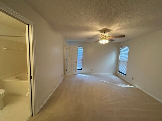 Building Photo - Move-in Ready Luxurious 2 bedroom, 2 bathroom affordable condo in Hoover, Alabama