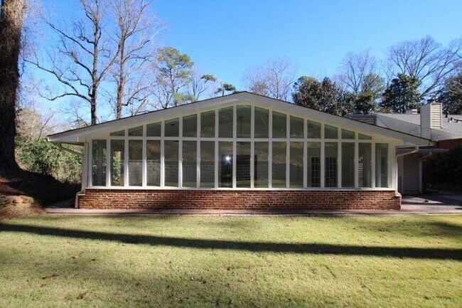 Building Photo - 4104 N Ivy Rd NE