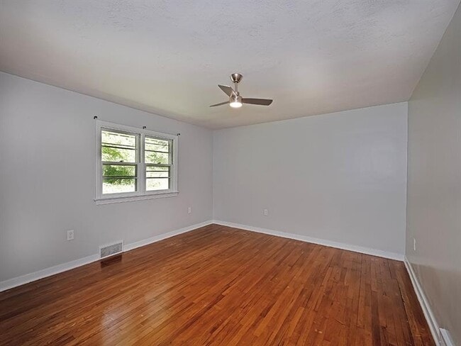 Building Photo - 2977 Chautauqua Dr