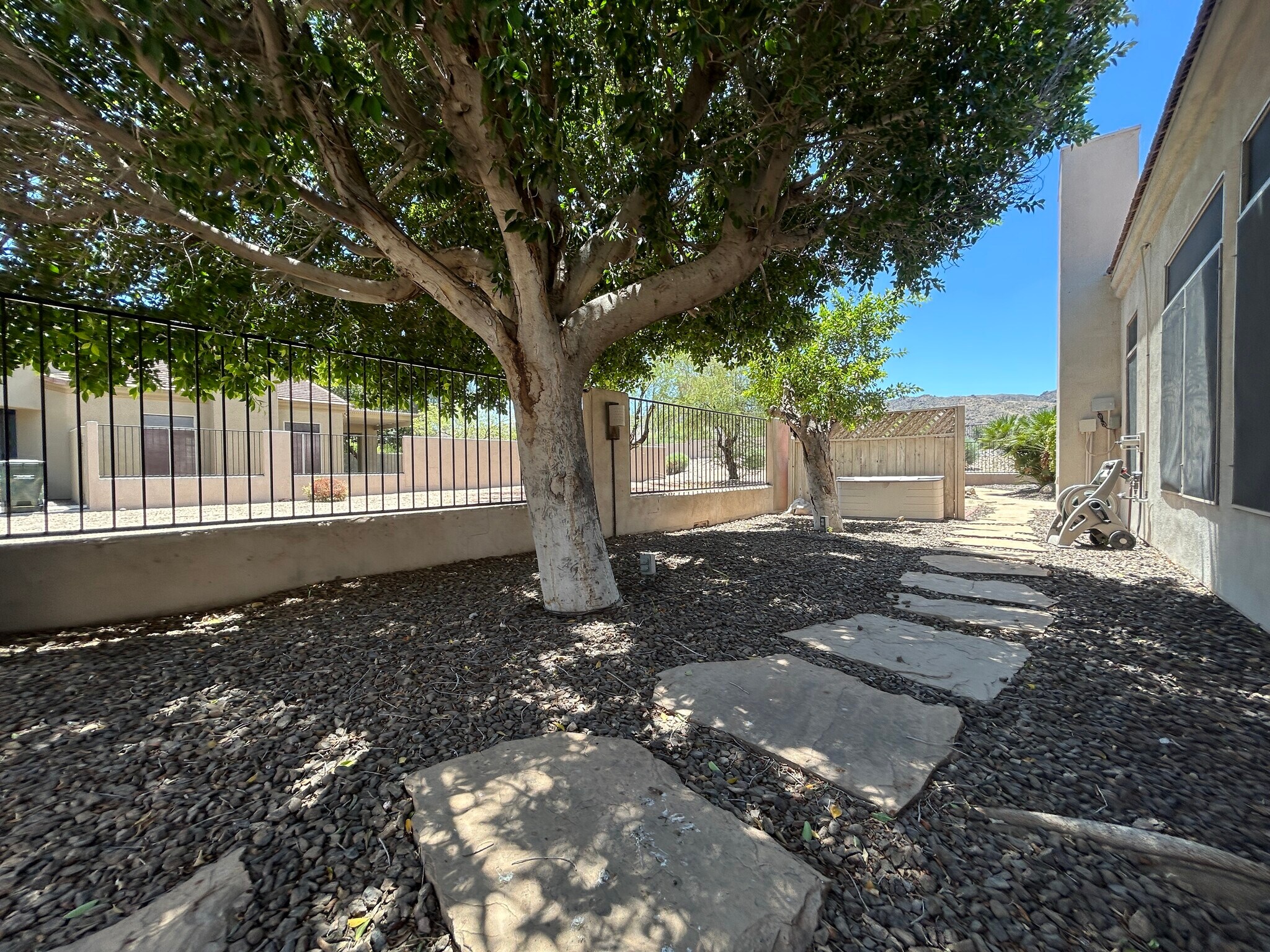 Building Photo - 2041 E Fawn Dr