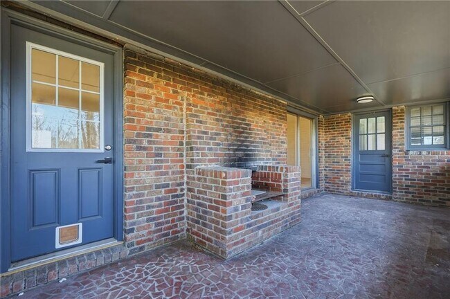 Building Photo - 1460 Hillcrest Dr