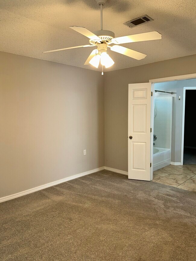Building Photo - Cute 2/2 with garage and a nice size Flori...