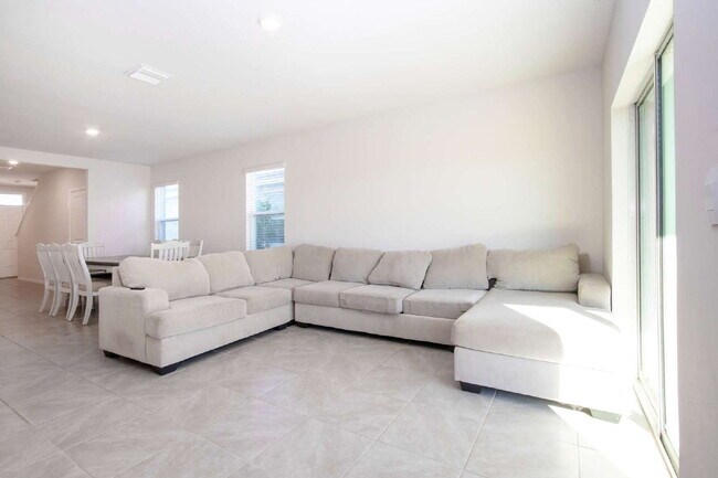 Building Photo - Spacious 5-Bed Retreat with Granite Elegance in Lakewood Ranch