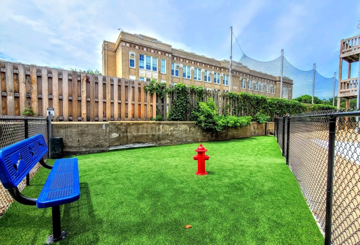 Building Photo - 812 W Waveland Ave