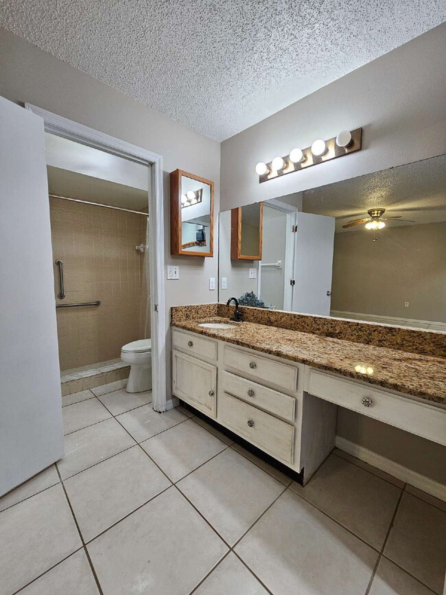 Building Photo - 819 Glencove Ave NW