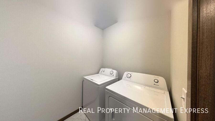 Building Photo - Stunning 3-Bedroom 2.5-Bathroom Townhome