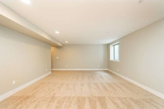 Building Photo - 4 Bedroom Townhome in River Pointe Subdivison