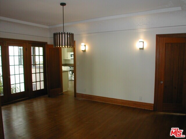 Building Photo - 857 S Sycamore Ave