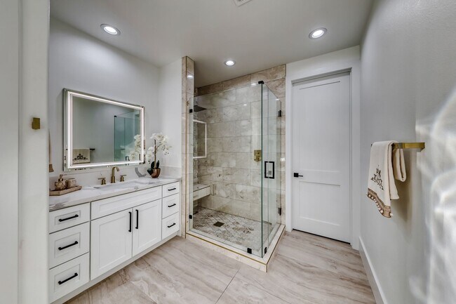 Building Photo - Stunning Green Valley, Guard Gated Community, Pool Home!