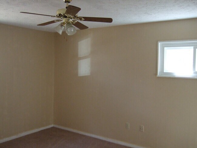 Building Photo - 626 Meadowview Dr