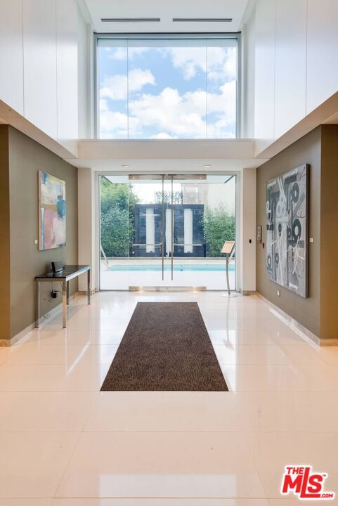 Building Photo - 838 N Doheny Dr