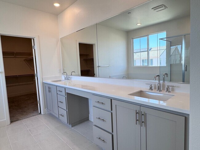 Building Photo - Stunning 4 Bedroom 3.5 Bath Home WITH SOLA...