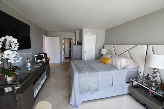 Building Photo - 540 Brickell Key Dr