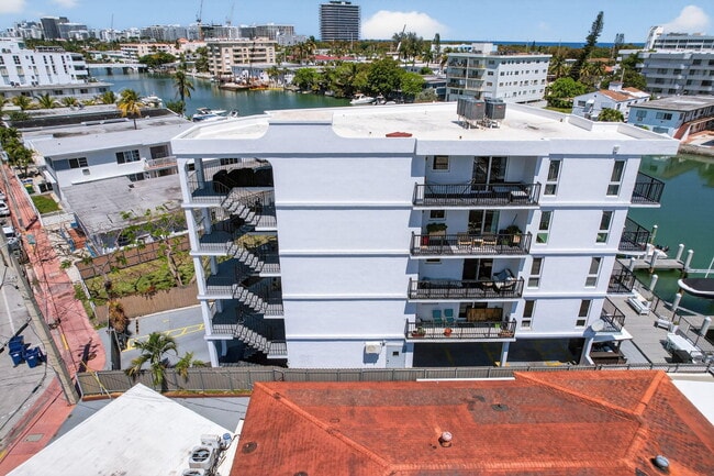 Building Photo - 8125 Crespi Blvd