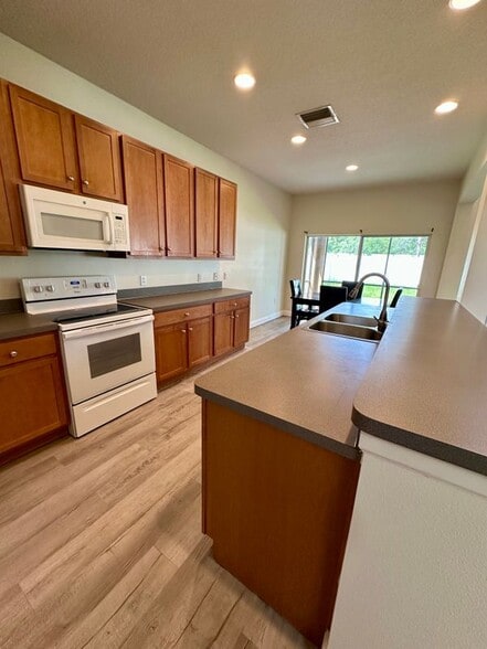 Building Photo - 14227 Wake Robin Dr