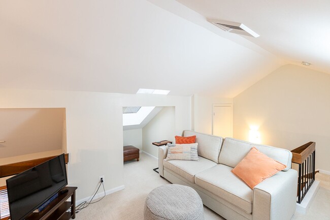 Building Photo - Beautiful Lofted Two Bed, One bath Condo |...