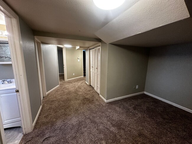 Building Photo - 5 Bed Newly Remodeled Home - PRE-LEASING F...