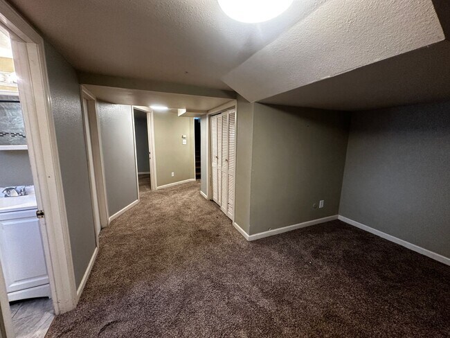 Building Photo - Beautiful 5 Bedroom, 2 Bath in Prime Location Near Campus
