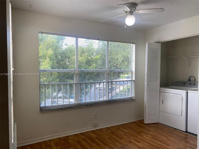 Building Photo - 12980 Vista Isles Dr