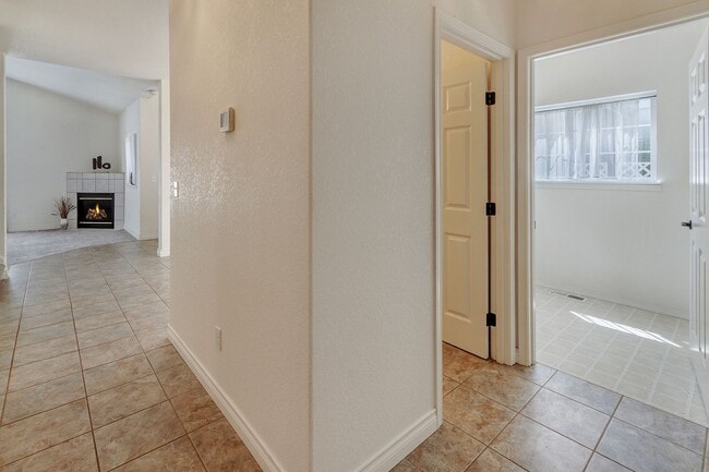Building Photo - Must see! Spacious 3bd 2bath Ready for Imm...
