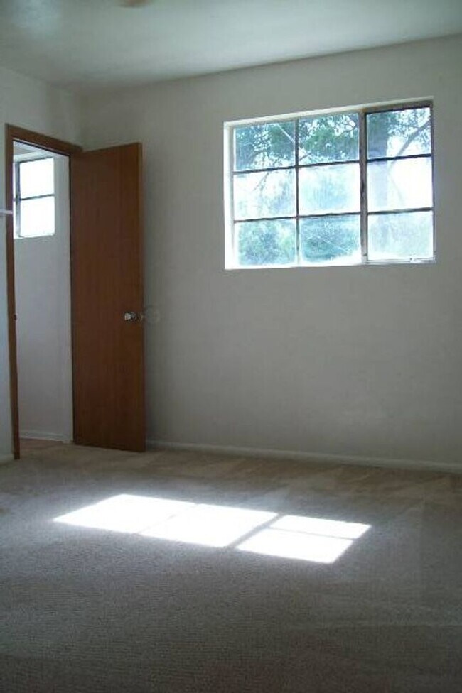 Building Photo - 3 Bedroom in Hudson Park off Cedar