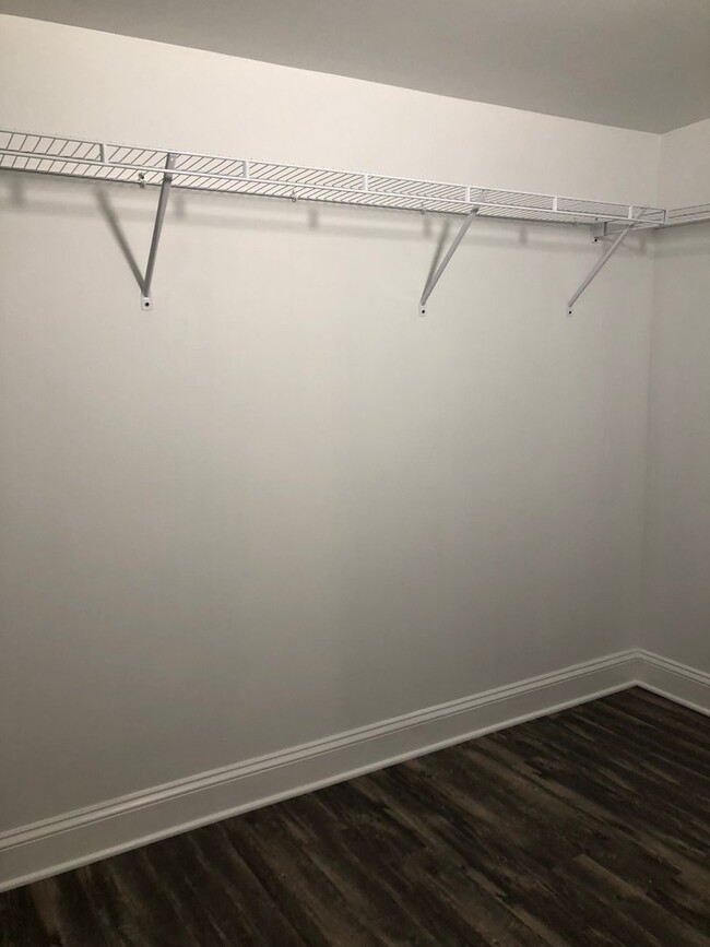 Building Photo - Two Bedroom Home - Hardwood Floors - Updat...