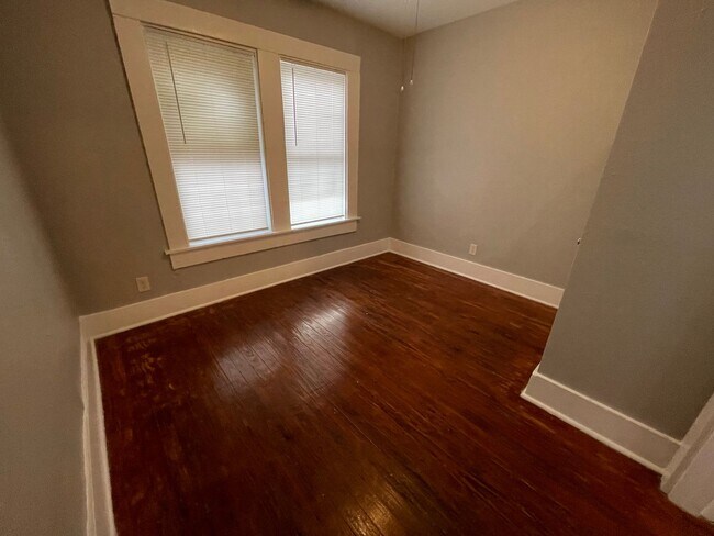 Building Photo - 215 Paschal St