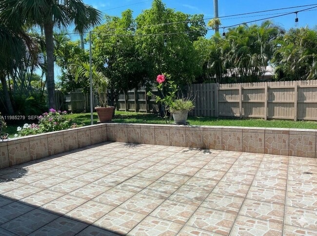 Building Photo - 633 NE 2nd St