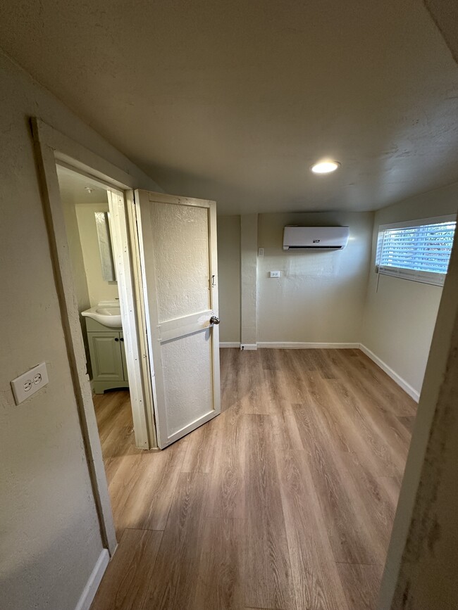 Building Photo - 471 W Heiner Dr