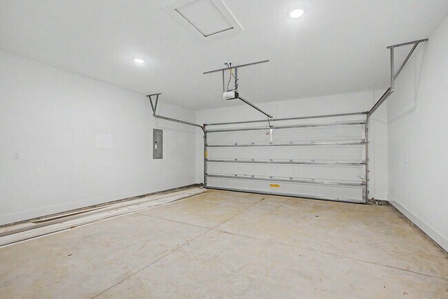 Building Photo - 4065 Four Oaks Blvd